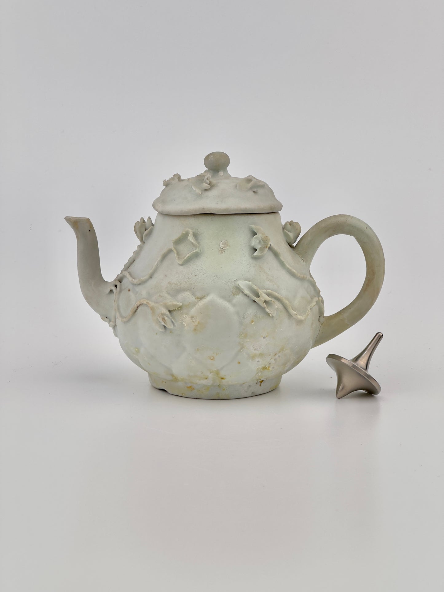 WHITE WITH OVERGLAZE ENAMEL TEAPOT CIRCA 1725, QING DYNASTY, YONGZHENG REIGN