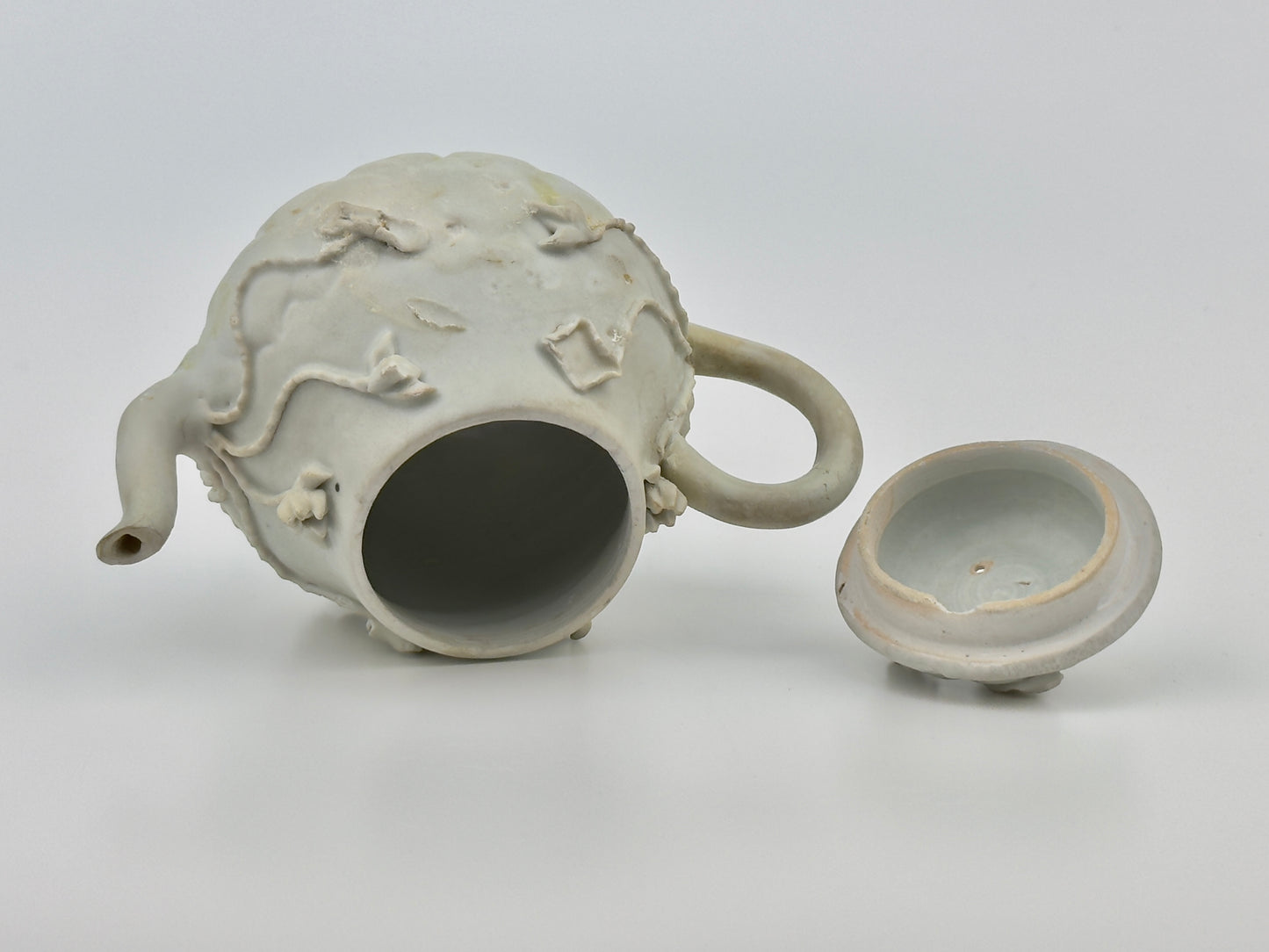 WHITE WITH OVERGLAZE ENAMEL TEAPOT CIRCA 1725, QING DYNASTY, YONGZHENG REIGN