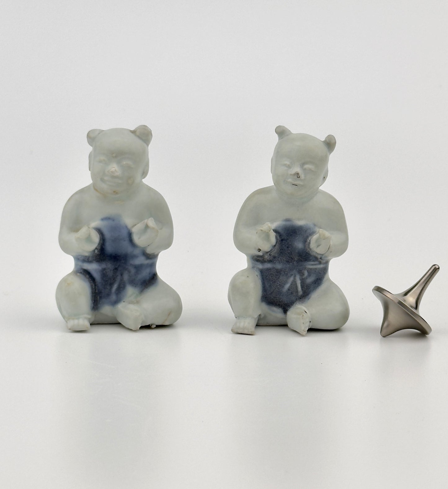 TWO FIGURINE OF SEATED BOYS, CIRCA 1725, QING DYNASTY, YONGZHENG REIGN