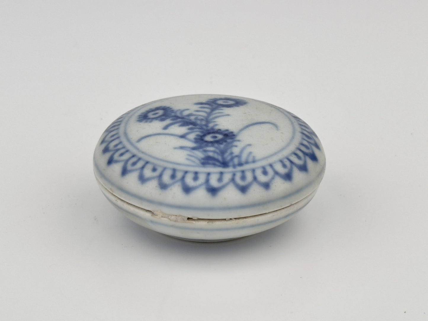 SMALL BLUE AND WHITE COSMETIC BOX AND COVER CIRCA 1725, QING DYNASTY, YONGZHENG REIGN