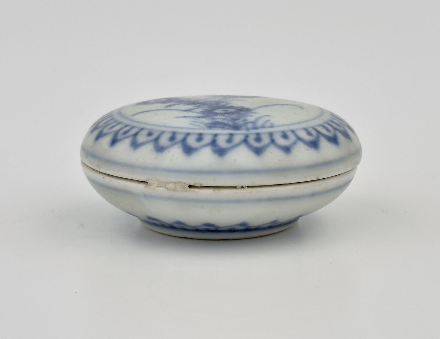 SMALL BLUE AND WHITE COSMETIC BOX AND COVER CIRCA 1725, QING DYNASTY, YONGZHENG REIGN