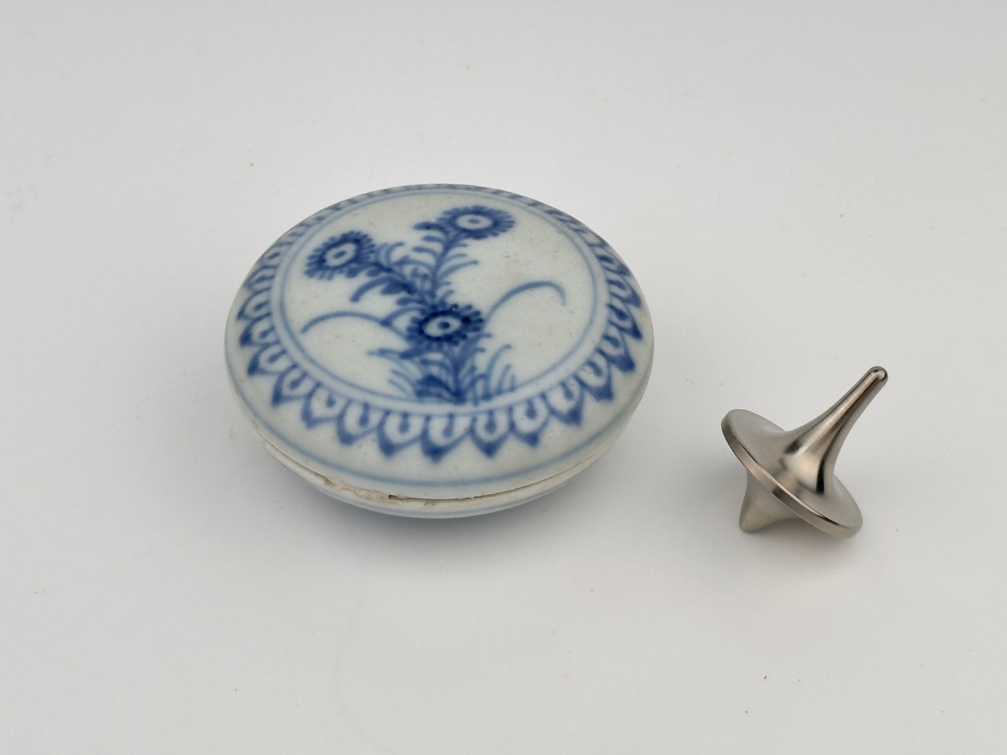 SMALL BLUE AND WHITE COSMETIC BOX AND COVER CIRCA 1725, QING DYNASTY, YONGZHENG REIGN