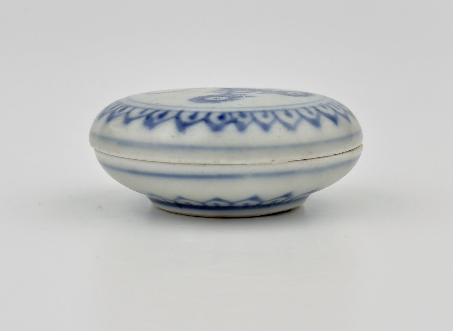 SMALL BLUE AND WHITE COSMETIC BOX AND COVER CIRCA 1725, QING DYNASTY, YONGZHENG REIGN