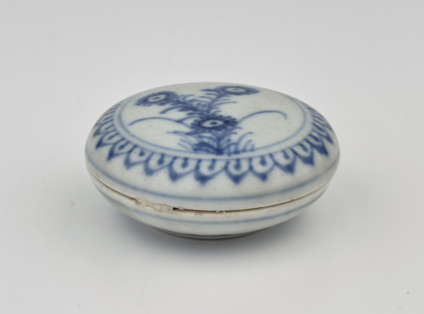 SMALL BLUE AND WHITE COSMETIC BOX AND COVER CIRCA 1725, QING DYNASTY, YONGZHENG REIGN