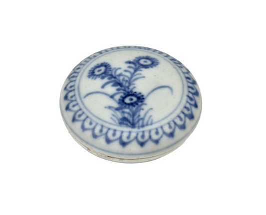 SMALL BLUE AND WHITE COSMETIC BOX AND COVER CIRCA 1725, QING DYNASTY, YONGZHENG REIGN