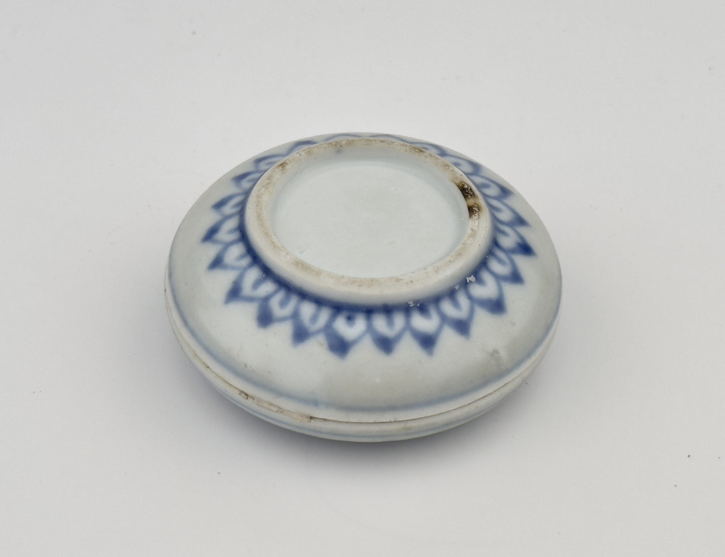 SMALL BLUE AND WHITE COSMETIC BOX AND COVER CIRCA 1725, QING DYNASTY, YONGZHENG REIGN