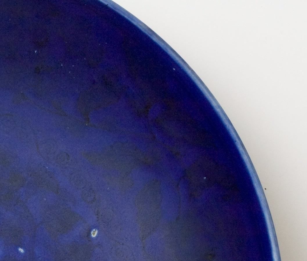Large Qing Dynasty cobalt-blue glazed porcelain dish with rockwork and floral motifs, shipwreck-recovered, Kangxi-Yongzheng period.