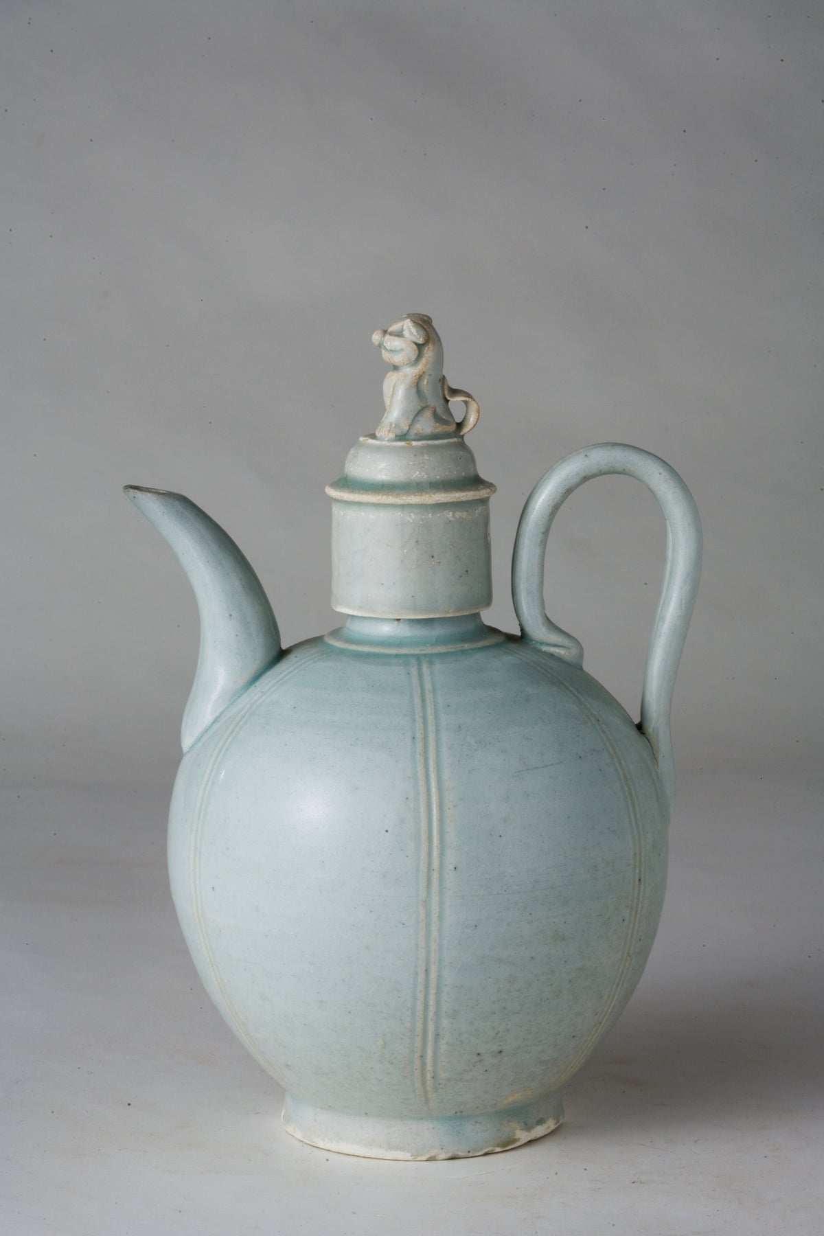 Northern Song-Yuan Dynasty Qingbai porcelain ewer with lion-finial cover, incised vertical lines, and pale blue-white glaze.