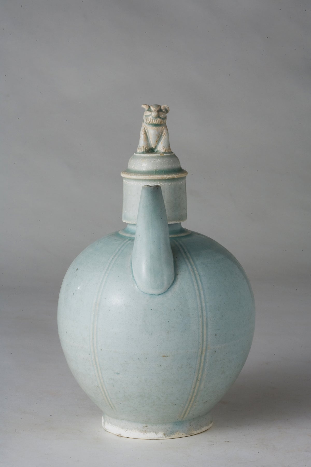 Northern Song-Yuan Dynasty Qingbai porcelain ewer with lion-finial cover, incised vertical lines, and pale blue-white glaze.