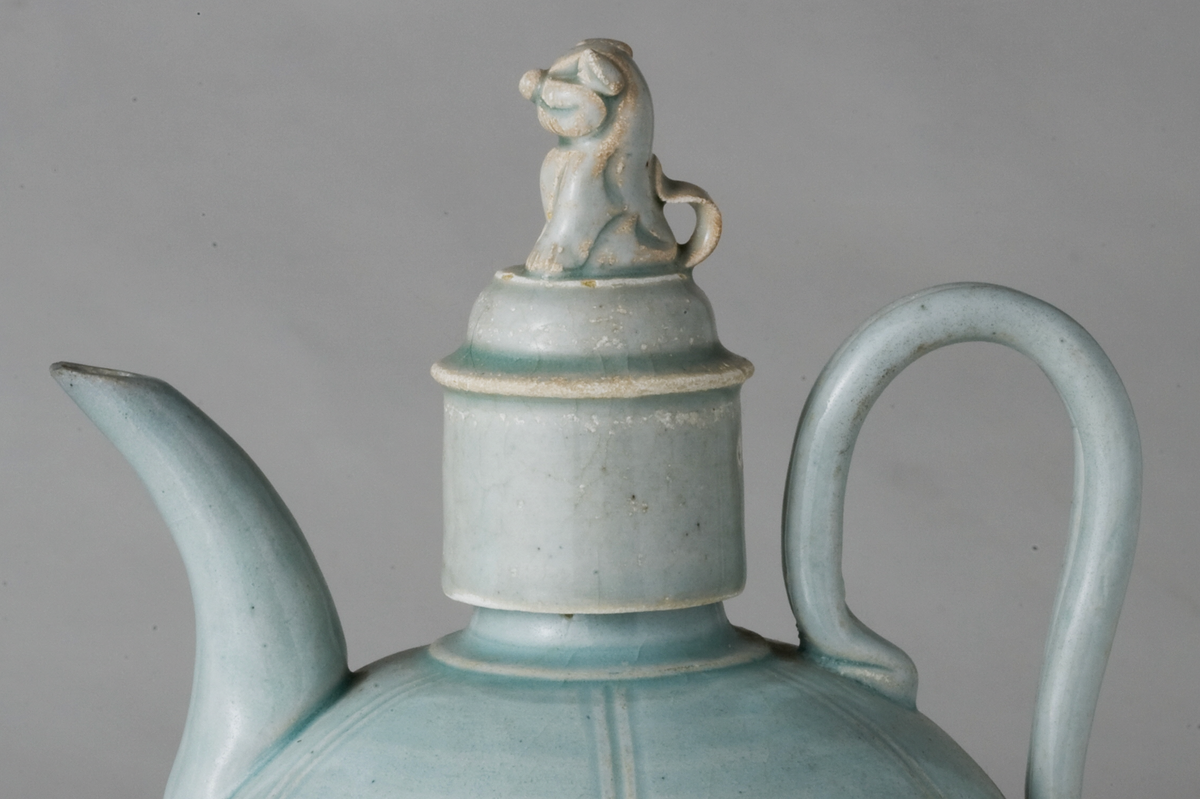Northern Song-Yuan Dynasty Qingbai porcelain ewer with lion-finial cover, incised vertical lines, and pale blue-white glaze.