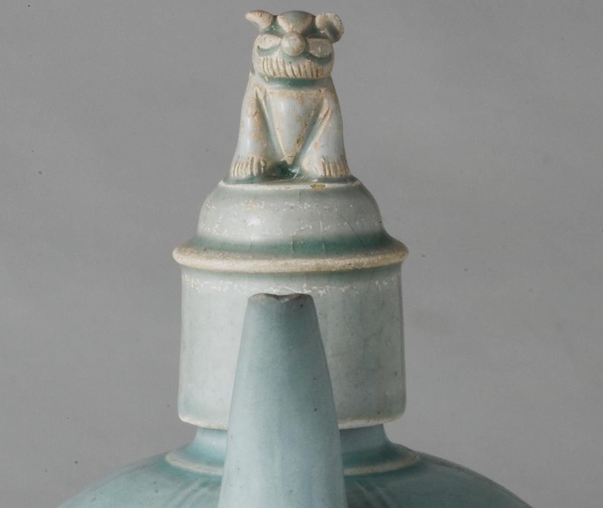 Northern Song-Yuan Dynasty Qingbai porcelain ewer with lion-finial cover, incised vertical lines, and pale blue-white glaze.