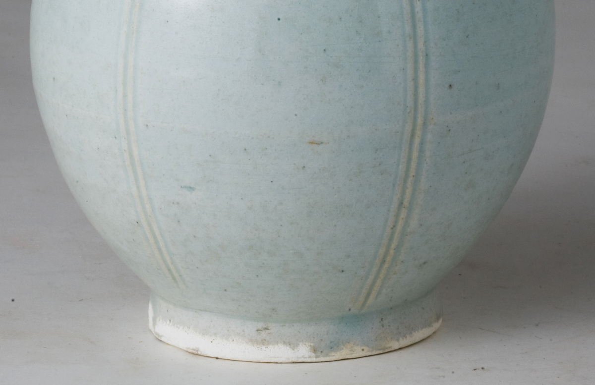 Northern Song-Yuan Dynasty Qingbai porcelain ewer with lion-finial cover, incised vertical lines, and pale blue-white glaze.