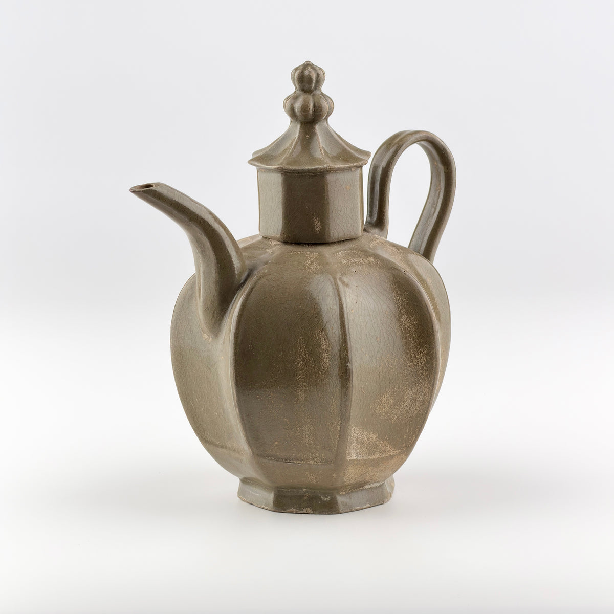 Rare brownish-olive Yue celadon octagonal ewer with cover, crackled glaze, Five Dynasties to Northern Song Dynasty.