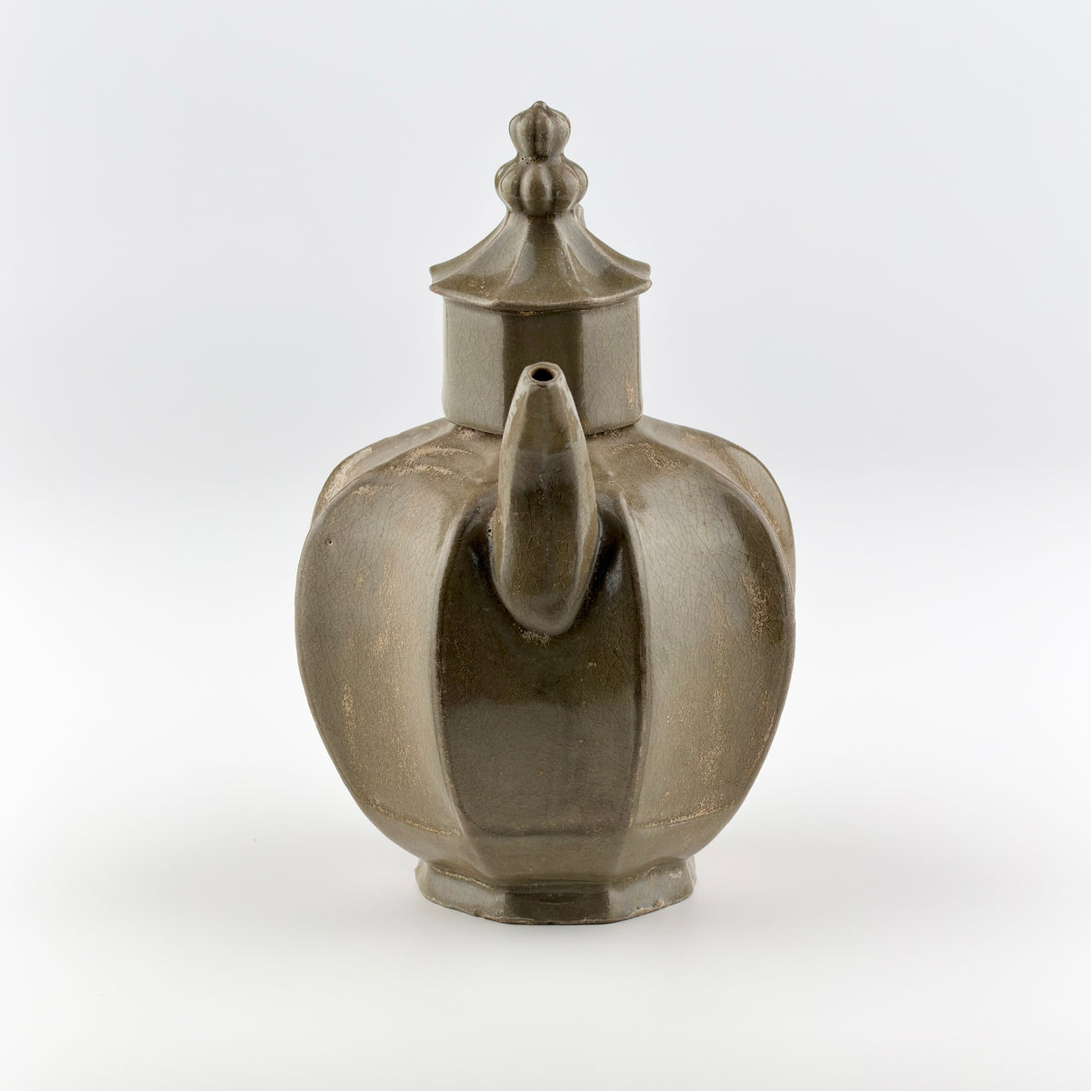 Rare brownish-olive Yue celadon octagonal ewer with cover, crackled glaze, Five Dynasties to Northern Song Dynasty.