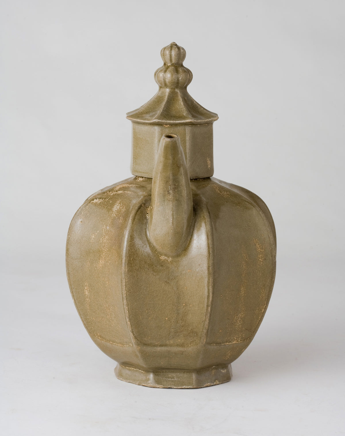 Rare brownish-olive Yue celadon octagonal ewer with cover, crackled glaze, Five Dynasties to Northern Song Dynasty.