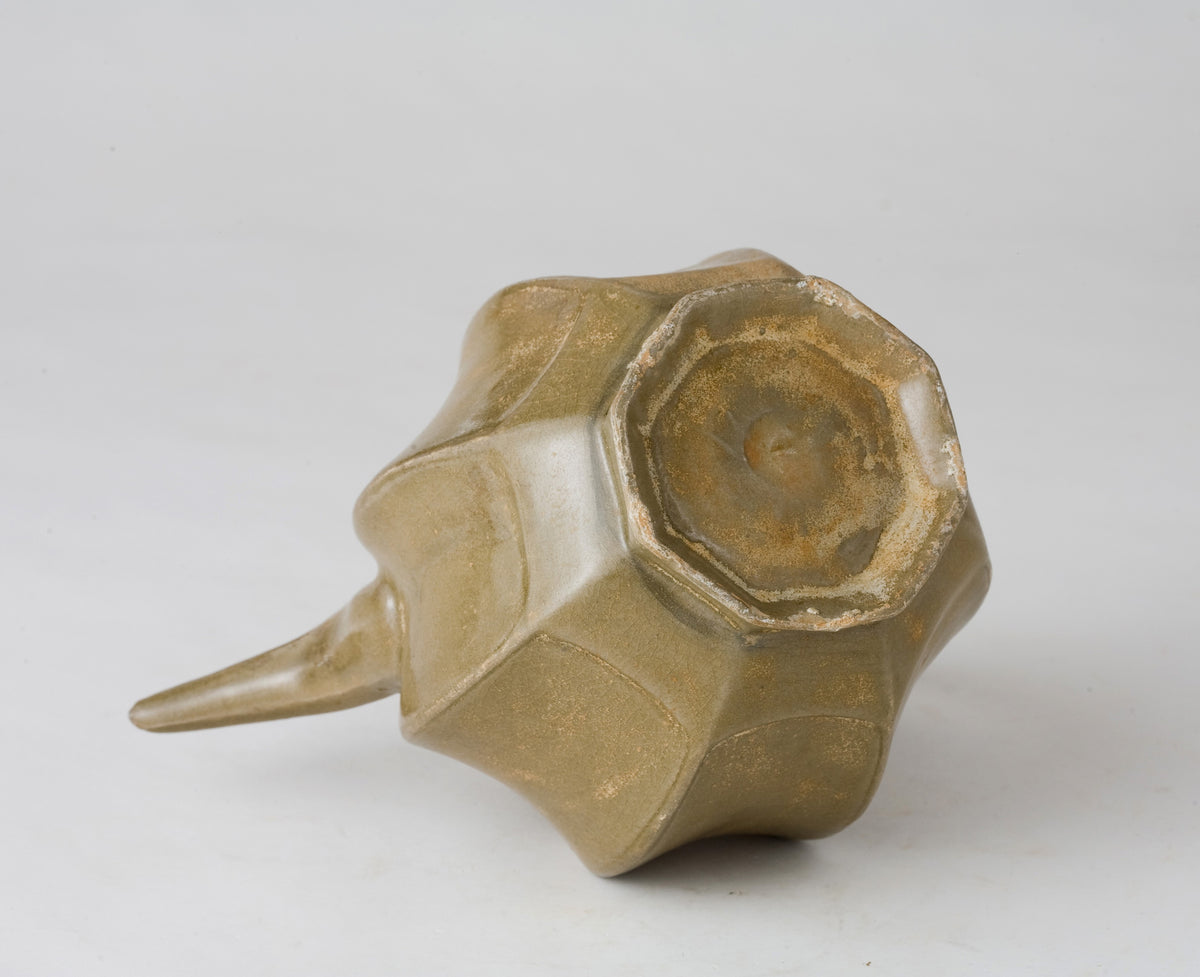 Rare brownish-olive Yue celadon octagonal ewer with cover, crackled glaze, Five Dynasties to Northern Song Dynasty.