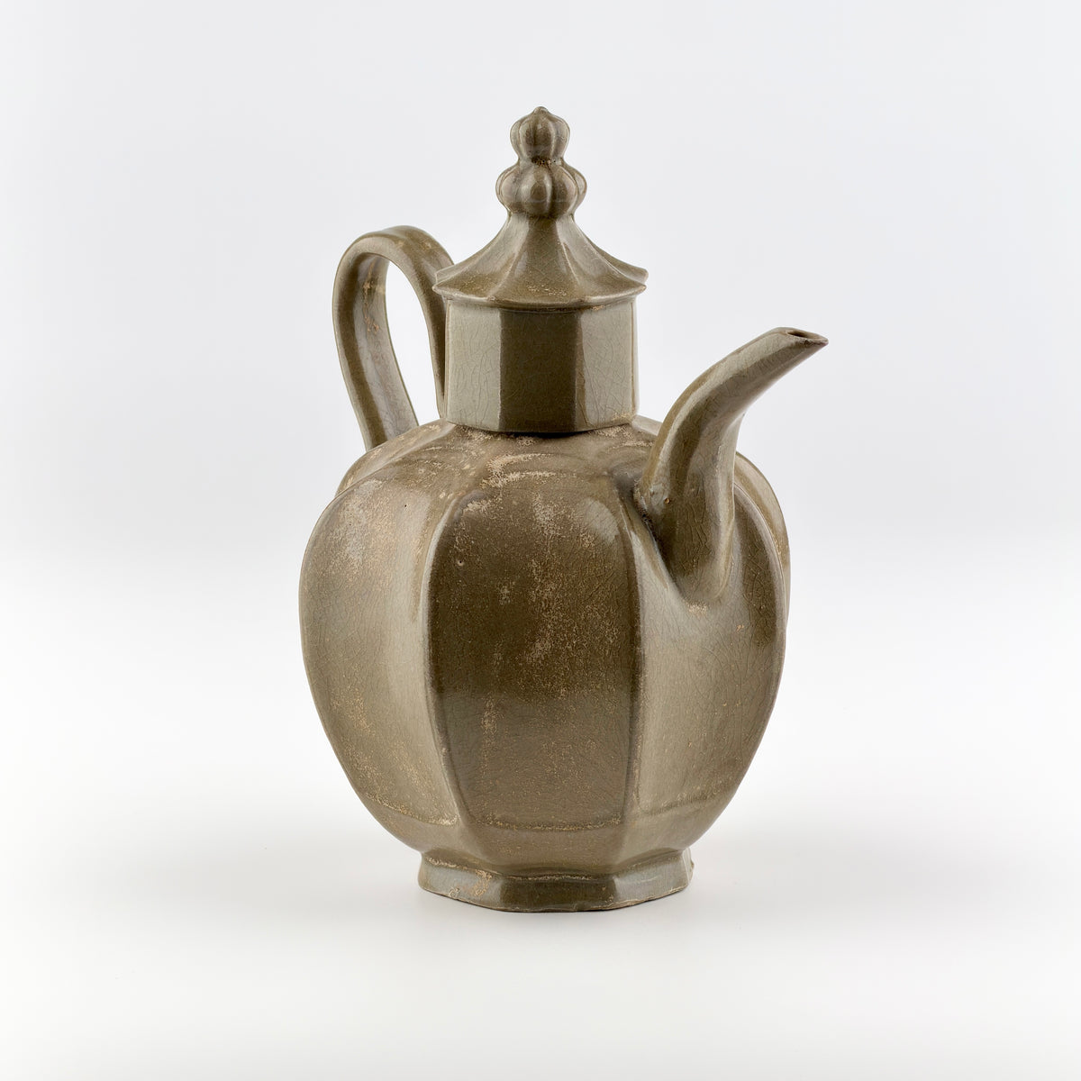 Rare brownish-olive Yue celadon octagonal ewer with cover, crackled glaze, Five Dynasties to Northern Song Dynasty.