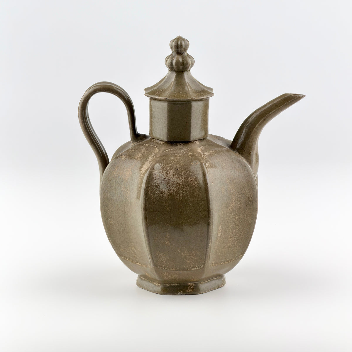 Rare brownish-olive Yue celadon octagonal ewer with cover, crackled glaze, Five Dynasties to Northern Song Dynasty.