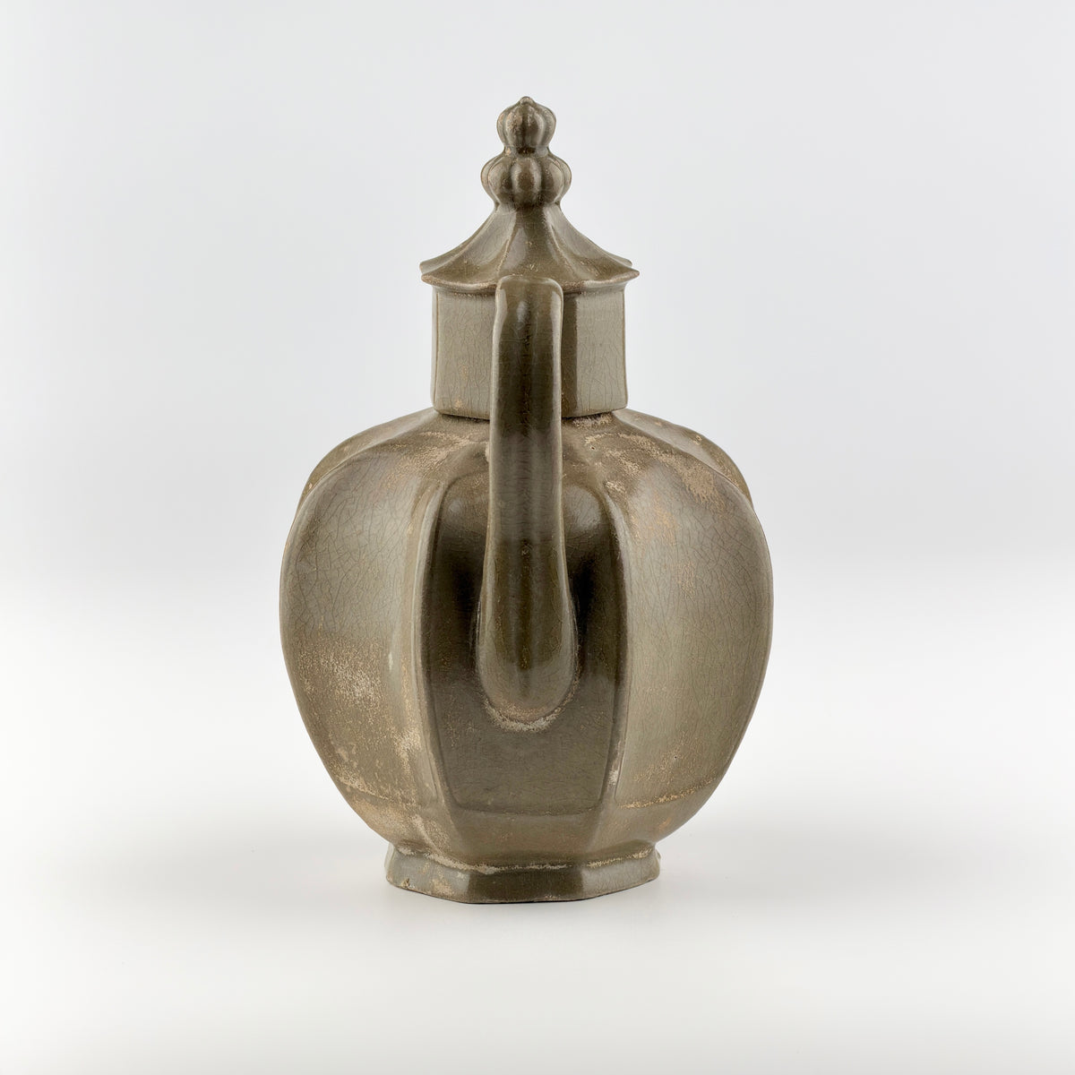 Rare brownish-olive Yue celadon octagonal ewer with cover, crackled glaze, Five Dynasties to Northern Song Dynasty.