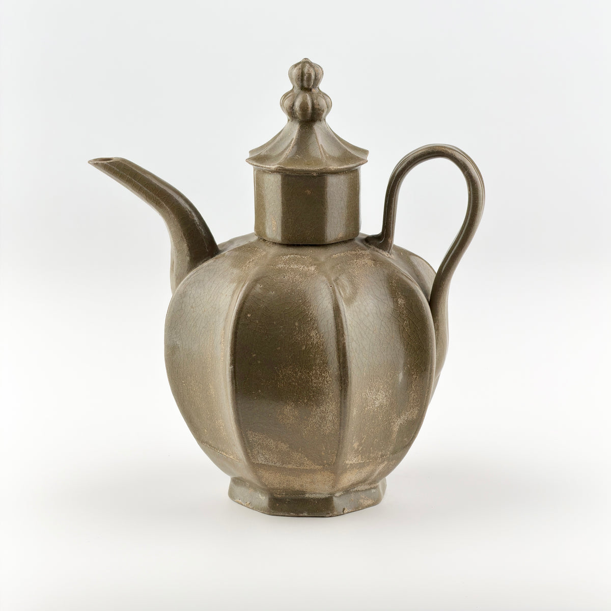Rare brownish-olive Yue celadon octagonal ewer with cover, crackled glaze, Five Dynasties to Northern Song Dynasty.