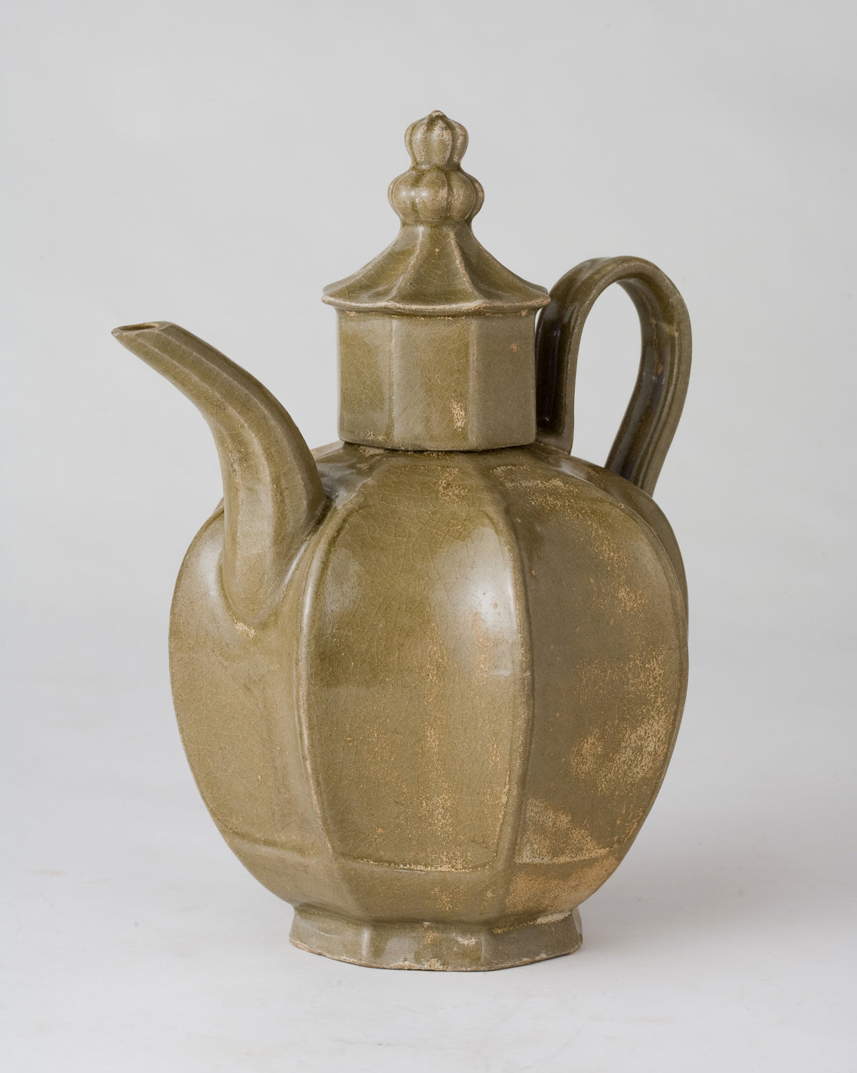 Rare brownish-olive Yue celadon octagonal ewer with cover, crackled glaze, Five Dynasties to Northern Song Dynasty.
