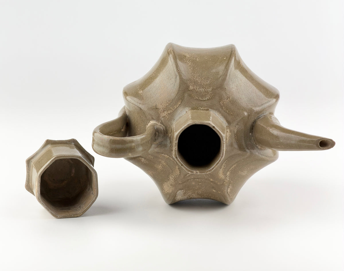 Rare brownish-olive Yue celadon octagonal ewer with cover, crackled glaze, Five Dynasties to Northern Song Dynasty.